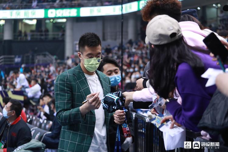 九游体育官方网站-包含场边花絮：明星球员的日常趣味瞬间的词条