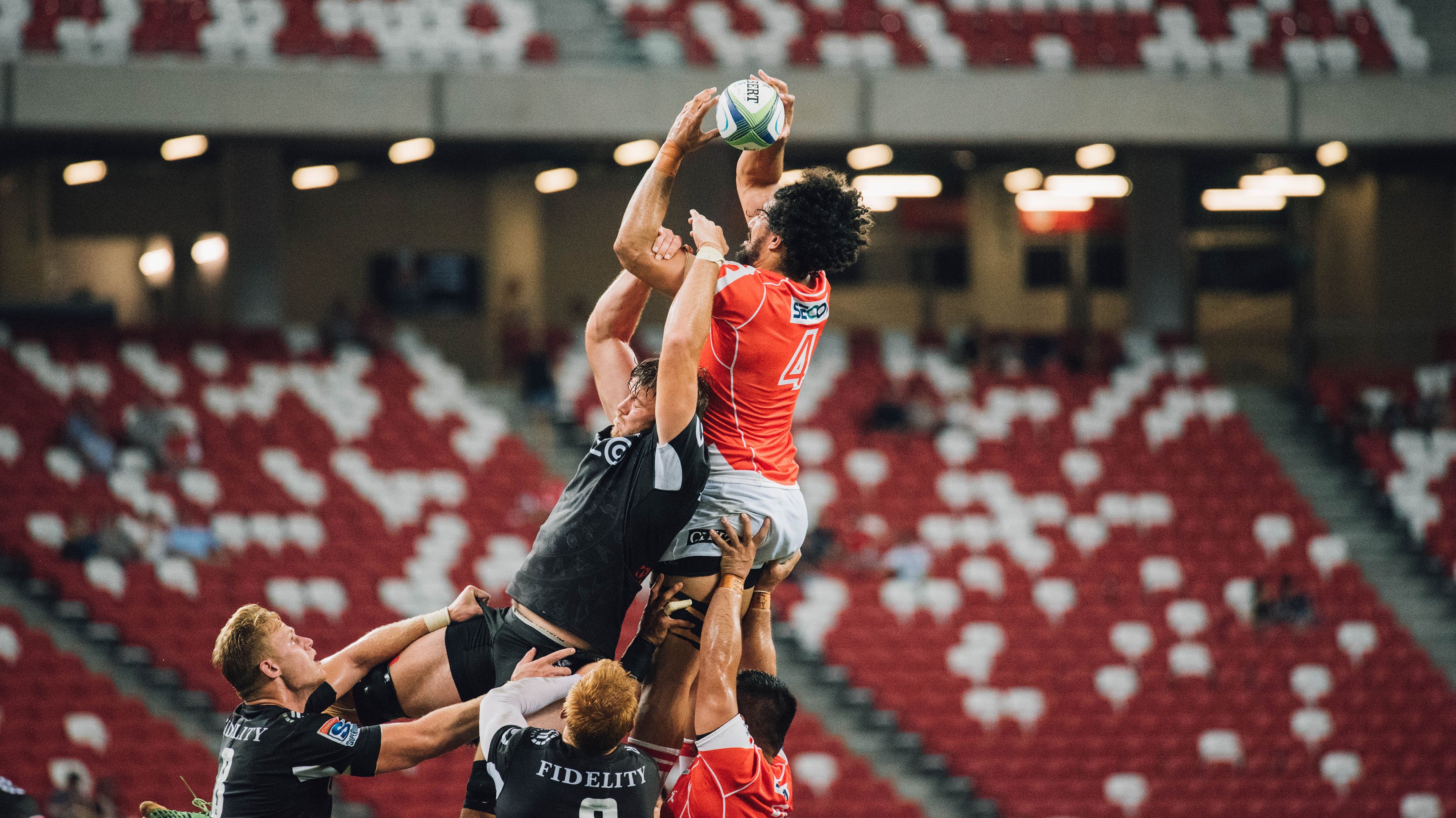 _城市高空跑步：在摩天楼之间飞驰_，高空城市俯瞰图